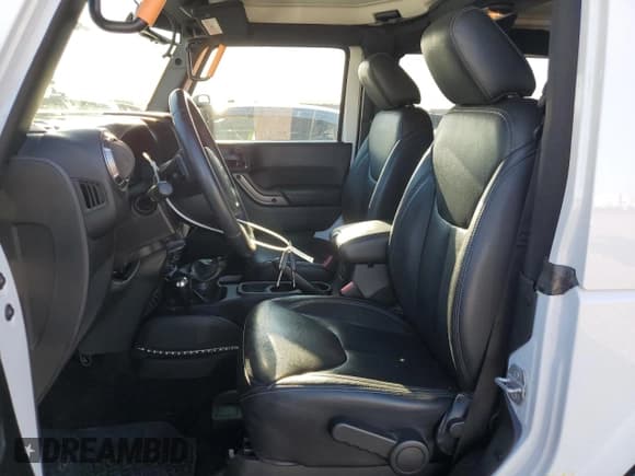 ✅ 2018 Jeep Wrangler Sahara • VIN: 1C4AJWBGXJL861815 • Lot: 53579335. Wystawiony na Copart z przebiegiem 47 365 mil. Bezpłatny archiwum sprzedaży aukcyjnych z USA i szczegółowy raport historii pojazdu na DreamBid. Zdjęcie 7.