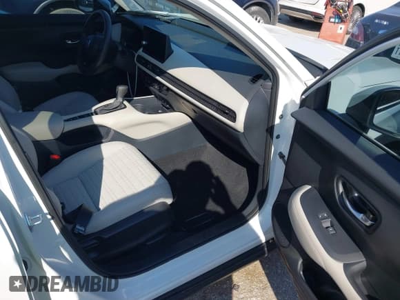 ✅ 2026 Honda HR-V LX • VIN: 3CZRZ2H39TM706922 • Lot: 43294406. Listed on IAAI with 420 mi. Free auction sales archive from the USA and detailed vehicle history report at DreamBid. Image 5.