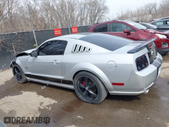 ✅ 2005 Ford Mustang GT Deluxe • VIN: 1ZVFT82H555246228 • Lot: 41827022. Listed on IAAI with 232,272 mi. Free auction sales archive from the USA and detailed vehicle history report at DreamBid. Image 15.