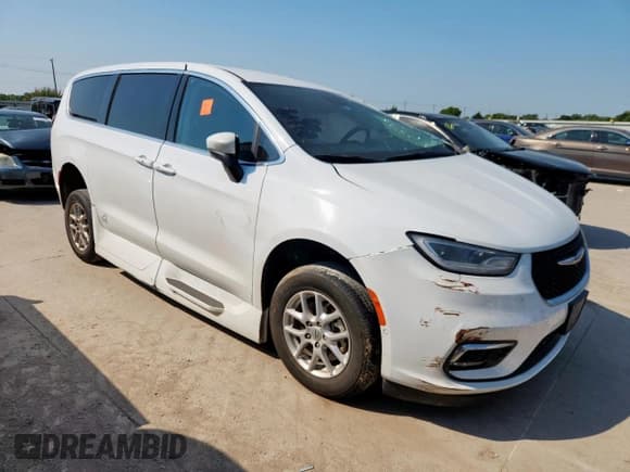 ✅ 2023 Chrysler Pacifica Touring L • VIN: 2C4RC1BG0PR516891 • Lot: 68123595. Wystawiony na Copart z przebiegiem Nie podano. Bezpłatny archiwum sprzedaży aukcyjnych z USA i szczegółowy raport historii pojazdu na DreamBid. Zdjęcie 4.