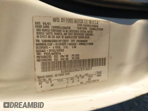 ✅ 2001 Lincoln Town Car Cartier • VIN: 1LNHM83W61Y713277 • Lot: 43676380. Wystawiony na IAAI z przebiegiem 283 434 mil. Bezpłatny archiwum sprzedaży aukcyjnych z USA i szczegółowy raport historii pojazdu na DreamBid. Zdjęcie 9.