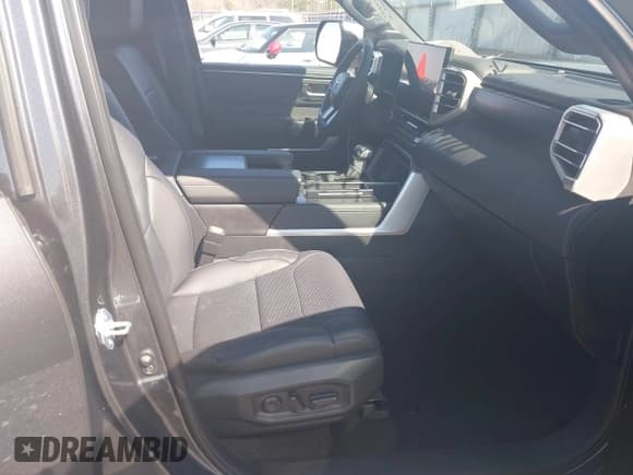 ✅ 2024 Toyota Sequoia SR5 • VIN: 7SVAAABA2RX026994 • Lot: 39072064. Listed on IAAI with 853 mi. Free auction sales archive from the USA and detailed vehicle history report at DreamBid. Image 5.