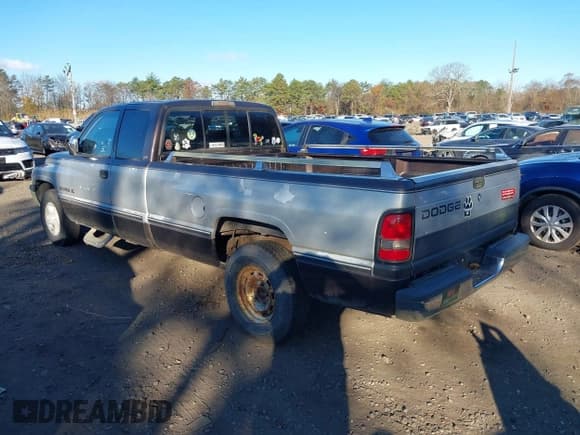 ✅ 1997 Dodge 1500 • VIN: 1B7HC13YXVJ586953 • Lot: 43641900. Wystawiony na IAAI z przebiegiem 198 114 mil. Bezpłatny archiwum sprzedaży aukcyjnych z USA i szczegółowy raport historii pojazdu na DreamBid. Zdjęcie 3.