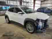 2021 Hyundai Kona SEL z VIN KM8K2CAAXMU630775, wystawiony jako Copart lot #64728335 z przebiegiem 46 632 mil mil oraz Szkoda całkowita • Salvage title. Historia ofert i sprzedaży dostępna na DreamBid. Obrazek 4.