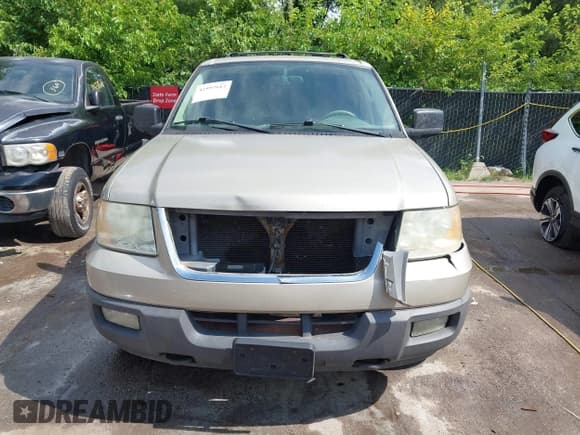 ✅ 2004 Ford Expedition Special Service • VIN: 1FMPU16LX4LB37604 • Lot: 42597612. Listed on IAAI with 235,509 mi. Free auction sales archive from the USA and detailed vehicle history report at DreamBid. Image 12.