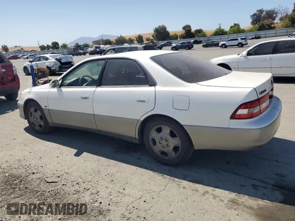 ✅ 2001 Lexus ES 300 • VIN: JT8BF28G210322000 • Lot: 62610505. Wystawiony na Copart z przebiegiem 208 557 mil. Bezpłatny archiwum sprzedaży aukcyjnych z USA i szczegółowy raport historii pojazdu na DreamBid. Zdjęcie 2.