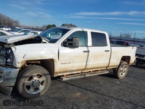 ✅ 2015 Chevrolet Silverado 2500HD LT • VIN: 1GC1KVEGXFF161303 • Lot: 41533039. Wystawiony na IAAI z przebiegiem 249 505 mil. Bezpłatny archiwum sprzedaży aukcyjnych z USA i szczegółowy raport historii pojazdu na DreamBid. Zdjęcie 14.