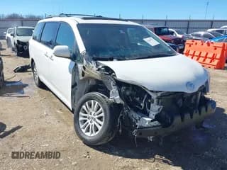 ✅ 2015 Toyota Sienna XLE • VIN: 5TDYK3DC7FS661582 • Lot: 41688972. Wystawiony na IAAI z przebiegiem 145 953 mil. Bezpłatny archiwum sprzedaży aukcyjnych z USA i szczegółowy raport historii pojazdu na DreamBid. Zdjęcie 1.