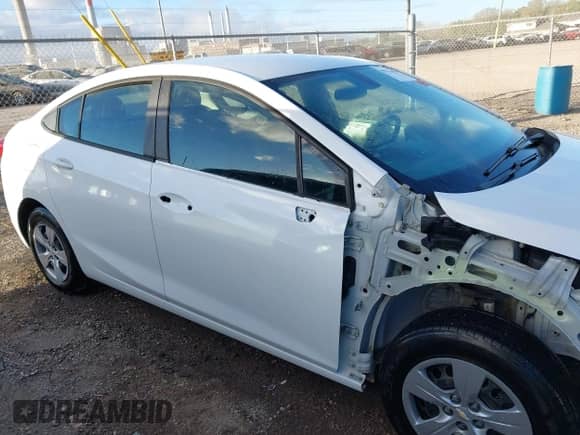 2017 Chevrolet Cruze LS z VIN 1G1BC5SMXH7265209, wystawiony jako IAAI lot #43371995 z przebiegiem 133 478 mil mil oraz . Historia ofert i sprzedaży dostępna na DreamBid. Obrazek 14.