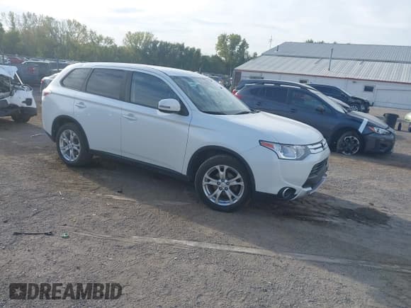 ✅ 2015 Mitsubishi Outlander SE • VIN: JA4AZ3A30FZ008232 • Lot: 43342776. Listed on IAAI with 114,298 mi. Free auction sales archive from the USA and detailed vehicle history report at DreamBid. Image 1.