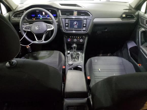 ✅ 2022 Volkswagen Tiguan S • VIN: 3VV0B7AX2NM082513 • Lot: 47457475. Wystawiony na Copart z przebiegiem 60 289 mil. Bezpłatny archiwum sprzedaży aukcyjnych z USA i szczegółowy raport historii pojazdu na DreamBid. Zdjęcie 8.