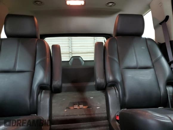 ✅ 2013 Chevrolet Tahoe LT • VIN: 1GNSKBE08DR273901 • Lot: 91366215. Wystawiony na Copart z przebiegiem 301 790 mil. Bezpłatny archiwum sprzedaży aukcyjnych z USA i szczegółowy raport historii pojazdu na DreamBid. Zdjęcie 10.