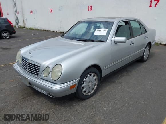 ✅ 1998 Mercedes-Benz E 320 • VIN: WDBJF65F9WA624805 • Lot: 42887706. Wystawiony na IAAI z przebiegiem 192 783 mil. Bezpłatny archiwum sprzedaży aukcyjnych z USA i szczegółowy raport historii pojazdu na DreamBid. Zdjęcie 2.