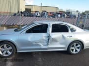 ✅ 2015 Volkswagen Passat S • VIN: 1VWAT7A31FC084377 • Lot: 43484091. Wystawiony na IAAI z przebiegiem 107 754 mil. Bezpłatny archiwum sprzedaży aukcyjnych z USA i szczegółowy raport historii pojazdu na DreamBid. Zdjęcie 6.