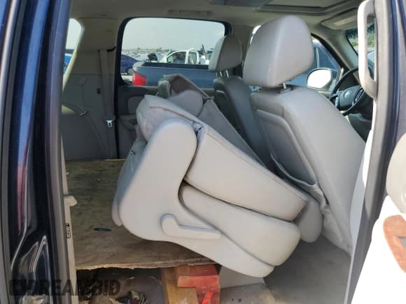 ✅ 2007 Chevrolet Suburban LT • VIN: 1GNFC16087R251568 • Lot: 62377833. Wystawiony na Copart z przebiegiem Nie podano. Bezpłatny archiwum sprzedaży aukcyjnych z USA i szczegółowy raport historii pojazdu na DreamBid. Zdjęcie 10.