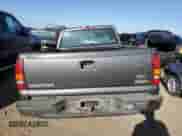 2002 GMC Sierra 1500 z VIN 1GTEC14W92Z280310, wystawiony jako Copart lot #74731204 z przebiegiem 241 075 mil mil oraz Szkoda całkowita • Salvage title. Historia ofert i sprzedaży dostępna na DreamBid. Obrazek 6.