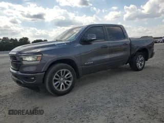 ✅ 2021 Ram 1500 Laramie • VIN: 1C6SRFJT1MN823742 • Lot: 81774025. Wystawiony na Copart z przebiegiem 103 757 mil. Bezpłatny archiwum sprzedaży aukcyjnych z USA i szczegółowy raport historii pojazdu na DreamBid. Zdjęcie 1.
