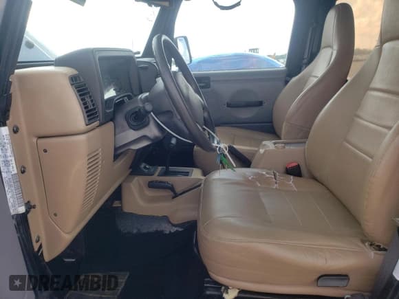 ✅ 2002 Jeep Wrangler SE • VIN: 1J4FA29P52P745401 • Lot: 61826095. Wystawiony na Copart z przebiegiem 133 486 mil. Bezpłatny archiwum sprzedaży aukcyjnych z USA i szczegółowy raport historii pojazdu na DreamBid. Zdjęcie 7.