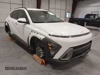 ✅ 2025 Hyundai Kona SEL • VIN: KM8HB3AB9SU319287 • Лот: 43632108. Опубликован ранее на IAAI с пробегом 9 863 миль. Бесплатный доступ к архиву аукционных продаж из США и подробный отчёт об истории автомобиля на DreamBid. Изображение 1.