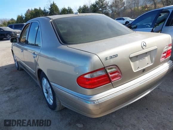 ✅ 2001 Mercedes-Benz E 320 • VIN: WDBJF65J01B222081 • Лот: 43787442. Опубликован ранее на IAAI с пробегом 152 876 миль. Бесплатный доступ к архиву аукционных продаж из США и подробный отчёт об истории автомобиля на DreamBid. Изображение 3.