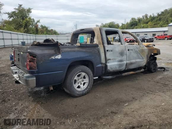 2006 Dodge Dakota SLT z VIN 1D7HW48N36S539885, wystawiony jako Copart lot #73121014 z przebiegiem Nie podano mil oraz Szkoda całkowita • Salvage title. Historia ofert i sprzedaży dostępna na DreamBid. Obrazek 3.