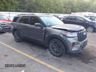 ✅ 2025 Ford Explorer ST • VIN: 1FMWK8GCXSGA64927 • Lot: 43039939. Wystawiony na IAAI z przebiegiem 15 683 mil. Bezpłatny archiwum sprzedaży aukcyjnych z USA i szczegółowy raport historii pojazdu na DreamBid. Zdjęcie 1.