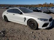 ✅ 2022 BMW M8 Competition • VIN: WBSGV0C02NCG77628 • Lot: 63987104. Wystawiony na Copart z przebiegiem 27 711 mil. Bezpłatny archiwum sprzedaży aukcyjnych z USA i szczegółowy raport historii pojazdu na DreamBid. Zdjęcie 4.