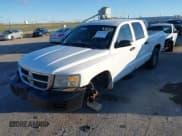 ✅ 2008 Dodge Dakota ST • VIN: 1D7HW28K48S510456 • Lot: 43663698. Wystawiony na IAAI z przebiegiem 174 852 mil. Bezpłatny archiwum sprzedaży aukcyjnych z USA i szczegółowy raport historii pojazdu na DreamBid. Zdjęcie 2.