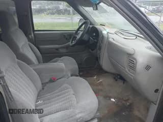 ✅ 2001 Chevrolet Blazer LT • VIN: 1GNDT13W412102249 • Lot: 42879940. Wystawiony na IAAI z przebiegiem 160 606 mil. Bezpłatny archiwum sprzedaży aukcyjnych z USA i szczegółowy raport historii pojazdu na DreamBid. Zdjęcie 5.