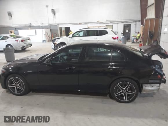✅ 2023 Mercedes-Benz C 300 • VIN: W1KAF4HB9PR143279 • Lot: 42394162. Wystawiony na IAAI z przebiegiem 19 388 mil. Bezpłatny archiwum sprzedaży aukcyjnych z USA i szczegółowy raport historii pojazdu na DreamBid. Zdjęcie 14.
