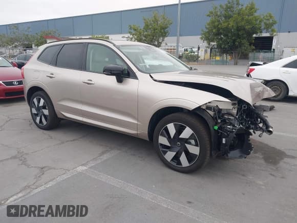 ✅ 2025 Volvo XC60 Plus • VIN: YV4H60RC7S1068305 • Lot: 42100343. Listed on IAAI with 1,870 mi. Free auction sales archive from the USA and detailed vehicle history report at DreamBid. Image 1.
