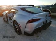 ✅ 2022 Toyota Supra 3.0 • VIN: WZ1DB0C04NW047447 • Lot: 64258802. Wystawiony na Copart z przebiegiem Nie podano. Bezpłatny archiwum sprzedaży aukcyjnych z USA i szczegółowy raport historii pojazdu na DreamBid. Zdjęcie 3.