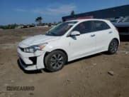 ✅ 2022 Kia Rio S • VIN: 3KPA25AD5NE481245 • Lot: 81101155. Wystawiony na Copart z przebiegiem 17 601 mil. Bezpłatny archiwum sprzedaży aukcyjnych z USA i szczegółowy raport historii pojazdu na DreamBid. Zdjęcie 1.