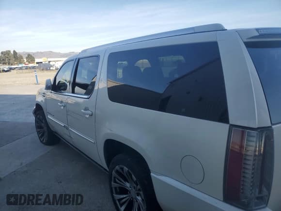 ✅ 2013 Cadillac Escalade ESV Premium • VIN: 1GYS3JEF9DR120491 • Лот: 90301835. Опубликован ранее на Copart с пробегом 151 513 миль. Бесплатный доступ к архиву аукционных продаж из США и подробный отчёт об истории автомобиля на DreamBid. Изображение 2.