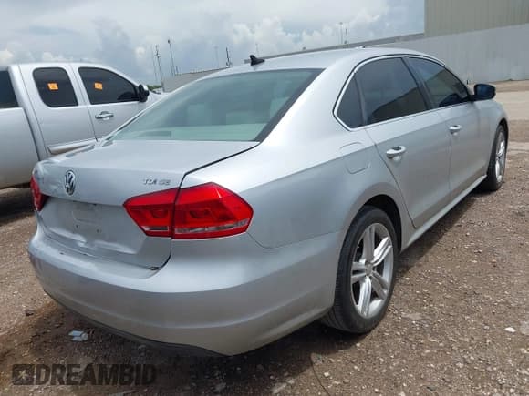 ✅ 2015 Volkswagen Passat SE • VIN: 1VWBV7A35FC022768 • Lot: 42722990. Wystawiony na IAAI z przebiegiem 215 358 mil. Bezpłatny archiwum sprzedaży aukcyjnych z USA i szczegółowy raport historii pojazdu na DreamBid. Zdjęcie 4.