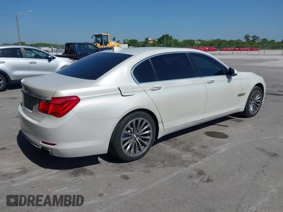 ✅ 2012 BMW 7 Series 740Li • VIN: WBAKB4C52CC575380 • Lot: 42270857. Listed on IAAI with 135,014 mi. Free auction sales archive from the USA and detailed vehicle history report at DreamBid. Image 4.