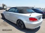 ✅ 2009 BMW 1 Series 128i • VIN: WBAUL73579VJ77120 • Lot: 42461028. Wystawiony na IAAI z przebiegiem 63 355 mil. Bezpłatny archiwum sprzedaży aukcyjnych z USA i szczegółowy raport historii pojazdu na DreamBid. Zdjęcie 3.