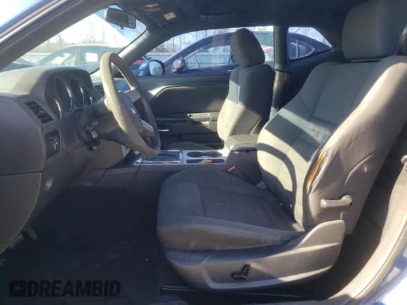 ✅ 2010 Dodge Challenger SE • VIN: 2B3CJ4DV5AH265034 • Lot: 88168495. Wystawiony na Copart z przebiegiem 233 495 mil. Bezpłatny archiwum sprzedaży aukcyjnych z USA i szczegółowy raport historii pojazdu na DreamBid. Zdjęcie 7.