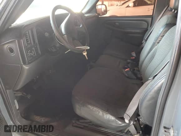 2004 Chevrolet Silverado 1500 LS z VIN 1GCEC14T94E230930, wystawiony jako Copart lot #52877205 z przebiegiem Nie podano mil oraz Czysty tytuł • Clean title. Historia ofert i sprzedaży dostępna na DreamBid. Obrazek 7.