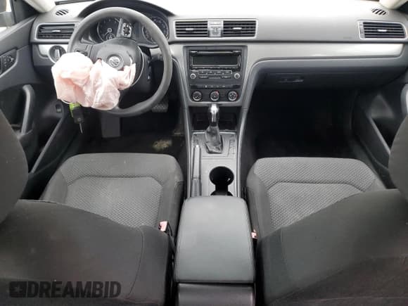 ✅ 2013 Volkswagen Passat S • VIN: 1VWAP7A34DC040049 • Lot: 69044995. Wystawiony na Copart z przebiegiem Nie podano. Bezpłatny archiwum sprzedaży aukcyjnych z USA i szczegółowy raport historii pojazdu na DreamBid. Zdjęcie 8.