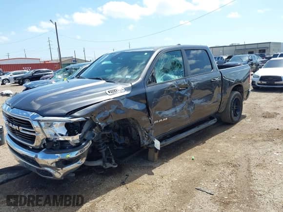 2019 Ram 1500 Big Horn z VIN 1C6SRFFT3KN667970, wystawiony jako IAAI lot #42508577 z przebiegiem 81 301 mil mil oraz . Historia ofert i sprzedaży dostępna na DreamBid. Obrazek 2.