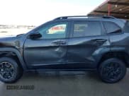 ✅ 2023 Jeep Cherokee Trailhawk • VIN: 1C4PJMBN0PD111937 • Lot: 43347414. Wystawiony na IAAI z przebiegiem 31 847 mil. Bezpłatny archiwum sprzedaży aukcyjnych z USA i szczegółowy raport historii pojazdu na DreamBid. Zdjęcie 14.