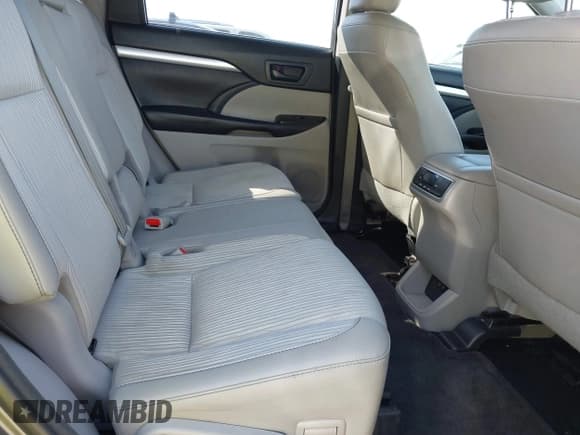 ✅ 2018 Toyota Highlander LE • VIN: 5TDZZRFH1JS278483 • Lot: 41846565. Wystawiony na IAAI z przebiegiem 59 849 mil. Bezpłatny archiwum sprzedaży aukcyjnych z USA i szczegółowy raport historii pojazdu na DreamBid. Zdjęcie 8.