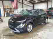 2022 Hyundai Kona SE z VIN KM8K2CAB4NU763395, wystawiony jako Copart lot #44989583 z przebiegiem 46 013 mil mil oraz . Historia ofert i sprzedaży dostępna na DreamBid. Obrazek 1.