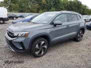 ✅ 2024 Volkswagen Taos SE • VIN: 3VVUX7B25RM069346 • Лот: 81459205. Опубликован ранее на Copart с пробегом 19 921 миль. Бесплатный доступ к архиву аукционных продаж из США и подробный отчёт об истории автомобиля на DreamBid. Изображение 1.