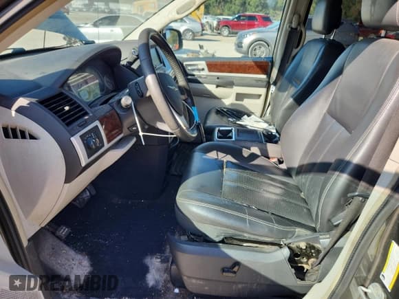 ✅ 2010 Chrysler Town & Country Touring Plus • VIN: 2A4RR8DX1AR334221 • Lot: 91305345. Wystawiony na Copart z przebiegiem 281 649 mil. Bezpłatny archiwum sprzedaży aukcyjnych z USA i szczegółowy raport historii pojazdu na DreamBid. Zdjęcie 7.