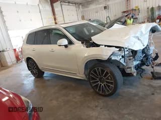 ✅ 2025 Volvo XC90 Plus • VIN: YV4M12JB0S1380428 • Lot: 43244299. Wystawiony na IAAI z przebiegiem 7 474 mil. Bezpłatny archiwum sprzedaży aukcyjnych z USA i szczegółowy raport historii pojazdu na DreamBid. Zdjęcie 1.