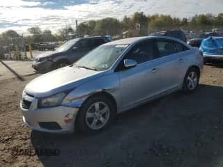 2014 Chevrolet Cruze 1LT z VIN 1G1PC5SB6E7270682, wystawiony jako Copart lot #82401255 z przebiegiem 136 215 mil mil oraz Szkoda całkowita • Salvage title. Historia ofert i sprzedaży dostępna na DreamBid. Obrazek 1.