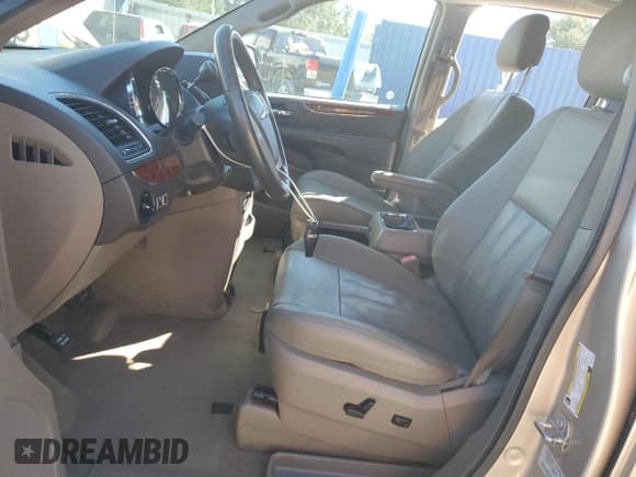 ✅ 2016 Chrysler Town & Country Touring • VIN: 2C4RC1BG5GR191557 • Lot: 90914865. Wystawiony na Copart z przebiegiem 115 258 mil. Bezpłatny archiwum sprzedaży aukcyjnych z USA i szczegółowy raport historii pojazdu na DreamBid. Zdjęcie 7.