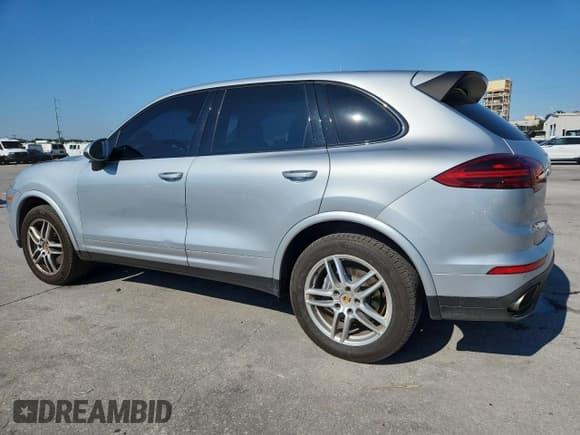 ✅ 2017 Porsche Cayenne • VIN: WP1AA2A27HKA82644 • Lot: 89928135. Wystawiony na Copart z przebiegiem 49 517 mil. Bezpłatny archiwum sprzedaży aukcyjnych z USA i szczegółowy raport historii pojazdu na DreamBid. Zdjęcie 2.